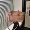 Bolsa Tote de Grande Capacidade Europeia e Americana Novo Modelo 2025 Bolsa de Ombro para o Dia a Dia com Textura Casual Elegante e Bolsa Única para Sobrancelha para Mulheres
