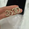 Foto Real dos Novos Brincos Chanel Inspirados com Duplo C Totalmente Cravejados de Diamante Grandes e Pequenos para Mulheres, Brincos da Moda de Alta Qualidade, Atacado de Fábrica