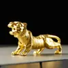 Tigre Rugiendo en las Montañas y Ríos Encendedor Creativo a Prueba de Viento con Forma de Tigre con Artesanía de Relieve Metálico, Adorno de Escritorio Regalo