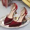 Sapatos de casamento vermelhos femininos com design de tira única, novo estilo 2026, bico fino, salto agulha, sexy e estilosos, sandálias de bico fechado, sapatos femininos de tira única
