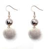 B157 Brincos Simples Versáteis de Bola de Metal Bola de Pelo Brincos Longos Elegantes Estilo Coreano Feminino Brincos Fofos de Pelúcia