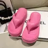 Chinelos com Fundo Espesso Aumentado de 7cm para Mulheres Verão 2024 Novo Estilo Chinelos para Usar na Rua e na Praia Chinelos de Fundo Macio