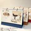 Ornamento de Mesa Cultural e Criativo Estilo Chinês Cidade Proibida Presentes Publicitários de Madeira Calendário do Ano do Cavalo Calendário de Mesa Personalizado de Ferro e Madeira Sólida