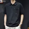 Verano 2026 Nueva Camisa Polo Transpirable Camiseta de Manga Corta para Hombre con Bolsillo Bordado Minimalista Casual Talla Grande Moderna