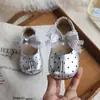 Sapatos infantis femininos estilo coreano com laço de renda e bolinhas, novos Mary Jane para primavera e outono de 2026, sapatos de couro com sola macia