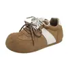 Sapatos casuais femininos com aumento interno de altura, estilo versátil, estilo de treino alemão, adequados para uso ao ar livre, solas duplas grossas, novo design de cadarço, modelo 2026, espaço amplo para os dedos dos pés