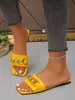 Novas Chinelas Planas Coloridas Doces com Corrente e Strass para o Verão de 2026 para Mulheres, Sandálias Slip-On da Moda para Uso Externo, Atacado da Moda do Fabricante
