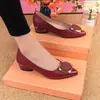 Sapatos femininos versáteis e estilosos para o outono, sapatos casuais de bico fino e salto baixo, novo estilo 2026, adequados para o trabalho e para mães