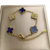 La joyería personalizada es un nicho de gran venta, que ofrece collares, anillos y pulseras personalizados hechos a medida, con servicios de producción y diseño de joyería disponibles