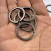 Llavero Anillo Plano Electroforético Negro Mate de 25 mm con Imitación Chapada en Oro, Llavero de Bronce Antiguo de 30 mm