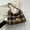Bolso bandolera retro a cuadros de gran capacidad para mujer 2023 Invierno nuevo versátil estilo coreano bolso de axila bolso tote peludo