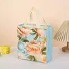 Bolsas Tote Não Tecidas em Estoque com Design Floral Laminado, Sensação de Alto Padrão, Pequenas Sacolas de Presente para Jardim de Infância, Sacolas de Presente para Aniversários Infantis