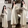 Ropa de maternidad para otoño e invierno: Cárdigan de punto estilo coreano, moderno y de corte relajado con cordón, combinado con un conjunto de dos piezas dulce y encantador que incluye una camisola y una falda.