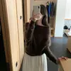 Suéter de un solo hombro súper suave con un ambiente relajado y elegante, hecho de mohair fino