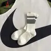 Calcetines de tripulación de algodón para hombre de primavera y otoño, Calcetines largos a rayas versátiles sin costuras, absorbentes de sudor y antipelusa para otoño e invierno