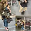 Botas de plataforma em couro com solas grossas, design de perna larga e salto bloco, apresentando estilo cowboy western, salto robusto e detalhe de fivela de cinto.