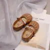 Zapatos pequeños de piel para niña, nueva colección otoño 2024, mocasines sin cordones para niños, bonitos adornos de perlas, para niños de tamaño mediano y grande, zapatos planos pequeños