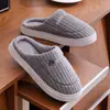 Qida Shun Nuevo Precio Especial Zapatillas de Algodón para el Hogar Invierno Antideslizantes Suela Gruesa Zapatos para Hombre y Mujer Zapatillas de Algodón Cálidas para el Hogar Venta al por Mayor