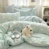 Juego de ropa de cama de lunares rosas, que incluye una funda de edredón, adecuado para dormitorios estudiantiles; un conjunto de tres piezas o un conjunto de cuatro piezas; hecho de algodón lavable y apto para la piel