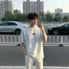 Camiseta Masculina Regular com Bordado Pesado Estilo Americano, Gola Pequena, Manga Curta, Estilo de Moda Masculina de Alta Qualidade, Camisa de Meia-Manga Legal e Moderna para Casal