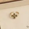 Anillo retro floral en tono café dorado, una pieza lujosa y única con un aire de alta gama, diseñado para apilar, con un borde de encaje, y perfecto para el dedo índice, ofreciendo un estilo moderno e individual