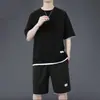 Un conjunto completo de ropa casual, nuevo traje deportivo de verano, conjunto elegante de pantalones cortos de manga corta para hombre de tejido gofrado holgado