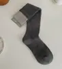 Nuevos Calcetines Largos para Mujer 2026 Otoño/Invierno Estilo Japonés Canalé Doble Bloque de Color Hasta la Rodilla Diseño Adelgazante Venta al por Mayor