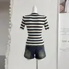 Top de Punto Fino a Rayas de Manga Corta con Cuello Redondo He Chen X Costilla Texturizada Adelgazante Suéter Sencillo