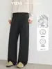 Además, la colección de otoño de 2026 presenta pantalones de pierna ancha, de color liso y con doble pliegue para hombre, que ofrecen una caída fluida, resistencia a las arrugas, un ajuste relajado y un diseño de pierna recta adecuado para el trabajo y los desplazamientos.