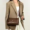 Bolso de hombro para mujer transfronterizo, bolso de mano pequeño, nuevo diseño de moda 2026 con relieve, bolso cruzado simple y versátil para madres de mediana edad, moderno