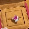 Anillo de Gatito Melocotón Micro-incrustado de Lujo Ligero de Alta Gama Colgante Sobre Rojo Collar Exquisito Lindo Traje de Niña