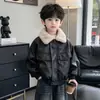 Jaqueta de Couro com Forro de Fleece para Meninos 2026 Novo Estilo Jaqueta de Couro Infantil Acolchoada Tendência Cool Roupa de Outono Inverno para Meninos Roupas Quentes de Algodão