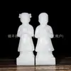 Suprimentos funerários, ornamentos e itens de sepultamento puramente naturais para crianças, tanto meninos quanto meninas, usados para rituais, sepultamento e para acompanhar o falecido na sepultura ou cemitério; também inclui uma urna de cremação para crianças.