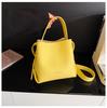 Bolsa de Mão Coreana Nova de Design Nicho Primavera 2026 com Textura de Lichia, Bolsa Transversal Casual Versátil Estilosa