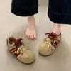 Tênis femininos populares estilo alemão 2026 primavera-verão nova moda tênis esportivos casuais de sola grossa que fazem os pés parecerem menores, sapatos respiráveis para pés largos