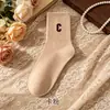 Meias Outono e Inverno Algodão Feminino Ins Meias de Comprimento Médio da Moda Absorventes de Suor Esportes Bordados Letra C Meias Casuais Cano Alto Meias All-match