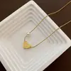 Collar de amor hueco de acero de titanio resistente a la decoloración para mujer, colgante de amor con diseño de nicho de lujo ligero, cadena de clavícula de temperamento versátil