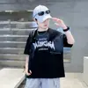 Camiseta de Verano 2026 Estilo Nuevo para Niños Camiseta de Niños Estilo Americano Moderno Fresco Estampado de Letras Manga Corta para Niños Medianos y Grandes Camiseta Casual Cómoda de Cuello Redondo para Hombres