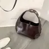 Bolso de mano nuevo de nicho coreano con tachuelas de media luna, bolso retro de moda para el trabajo y los desplazamientos con correa ancha para el hombro, bolso de hombro único para llevar debajo del brazo