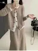 Nuevo 2025 Elegante Cardigan Adelgazante Falso de Dos Piezas Traje Falda para Mujer Otoño e Invierno Casual Estilo Perezoso Traje de Dos Piezas para Mujer