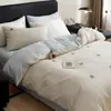 Conjunto de cama de quatro peças com bordado de desenho animado, lençol e capa de edredom 100% algodão, conjunto de cama de três peças para dormitório estudantil 4