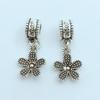 Colgante de joyería vintage popular de AliExpress, accesorios de joyería DIY, colgante de joyería con flor de cinco hojas, accesorios de fábrica al por mayor.