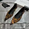 Primeiro Encontro Temporada 2026 Outono Novo Francês Sexy Estampa de Leopardo Salto Gatinho Sapatos de Salto Único Feminino Estilo Retrô Salto Baixo Camurça Corte Baixo