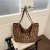 Bolso de hombro artístico casual estilo japonés con estampado de leopardo en ante, bolso tote relajado de gran capacidad estilo retro perezoso