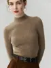 Suéter 100% caxemira pura para mulheres, com gola alta discreta, corte ajustado e design em malha canelada, perfeito para outono e inverno, oferecendo um visual estiloso e versátil para o dia a dia