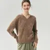 Suéter para mujer 25% seda de morera, 75% cachemira, con estampado floral, cuello en V, hombros raglán, corte holgado, estilo relajado y textura gruesa de punto.
