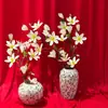 Decoração de Casamento Estilo Livro Vermelho Pequeno Conjunto de Área para Fotos com Roupão de Banho Flor Magnólia Artificial de Alta Qualidade Parede de Fundo para Layout do Quarto de Casamento