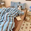 Juego de ropa de cama de cuatro piezas, a rayas, fresco y sencillo, ultrasuave, de pelo sintético de conejo, engrosado, cálido, perfecto para habitaciones de estudiantes, hecho con cálida tela de terciopelo de leche