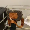Bolsa de Ombro de Design de Nicho Nova para o Verão de 2025 Tendência da Moda Quadrada Casual Feminina Bolsa Transversal Casual