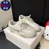 Tênis de treino feminino alemão com aumento interno de altura, novos tênis casuais retrô versáteis para primavera e outono 2026, sapatos brancos leves de sola macia